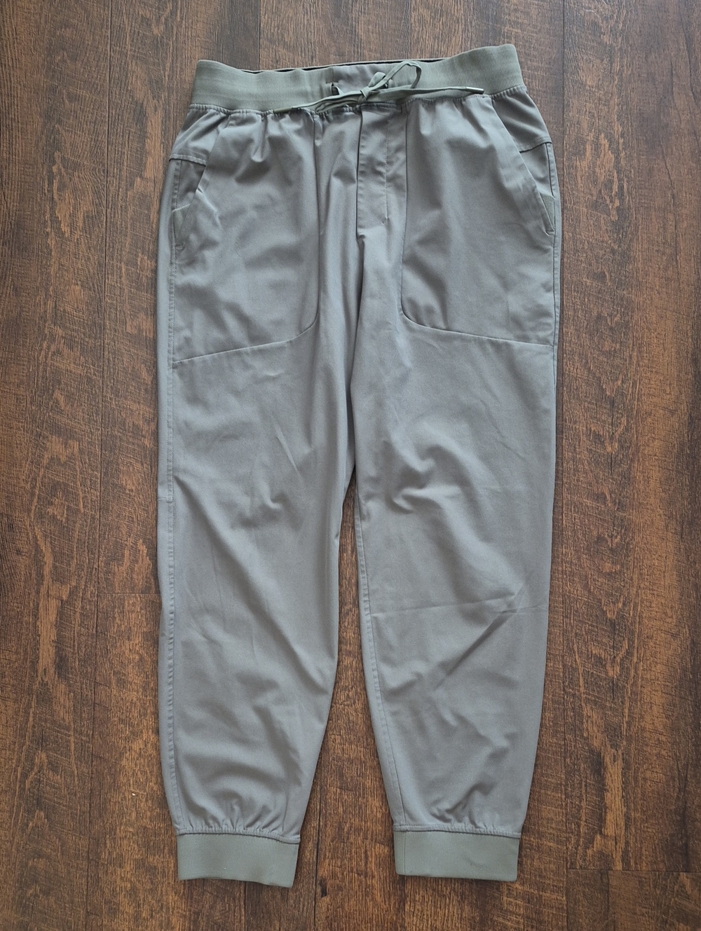 Men's LULULEMON ABC Jogger Shorter Olive Green  - Comfortable Casual Fit, Size M